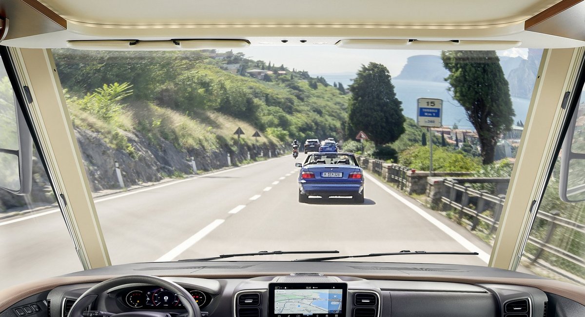 Carthago Wohnmobil Ausblick aus Fahrerhaus auf Straße