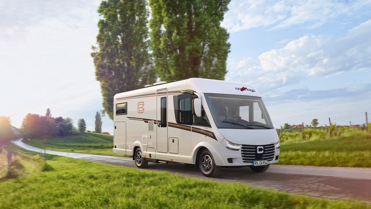 Landschaftsaufnahme Carthago Wohnmobil c1-tourer Integriert auf der Straße 