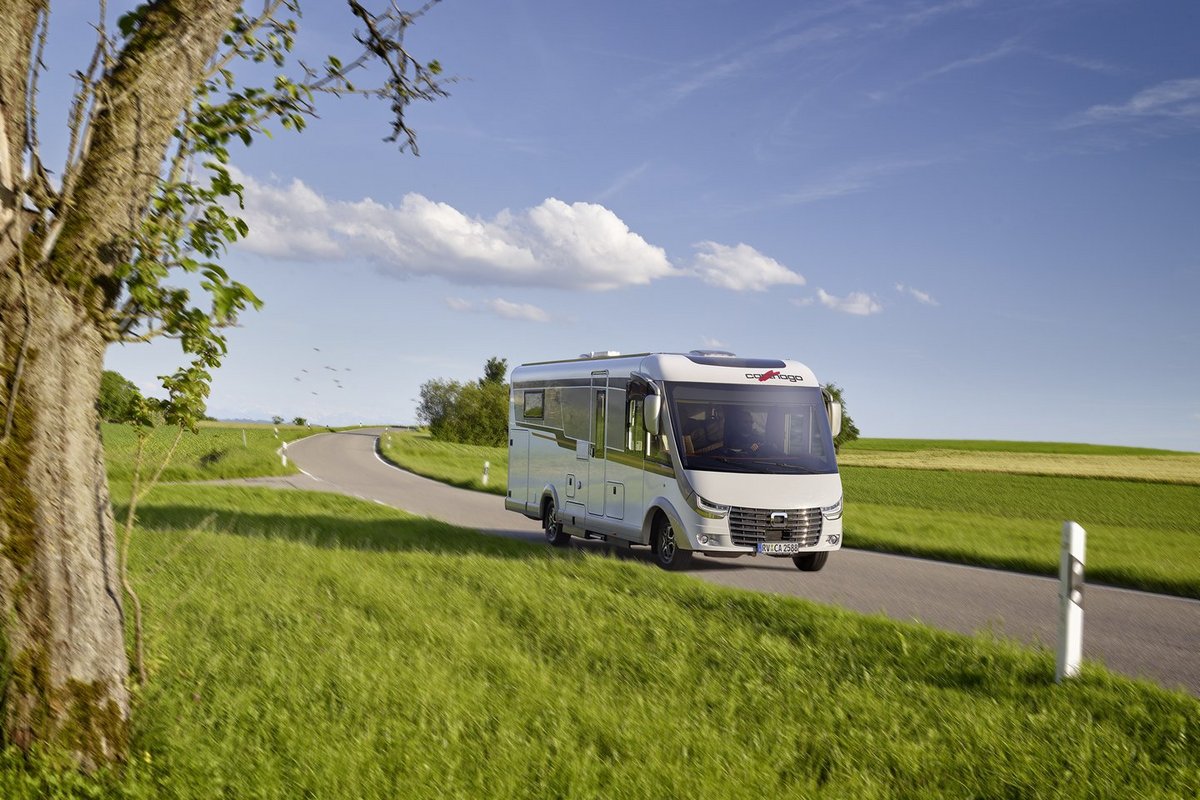 Fahraufnahme Carthago Wohnmobil c-line superior mit blauem Himmel