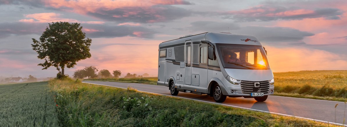 Carthago Wohnmobil c-line I auf der Straße im Sonnenuntergang