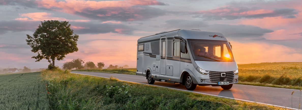 Carthago Wohnmobil c-line I auf der Straße im Sonnenuntergang