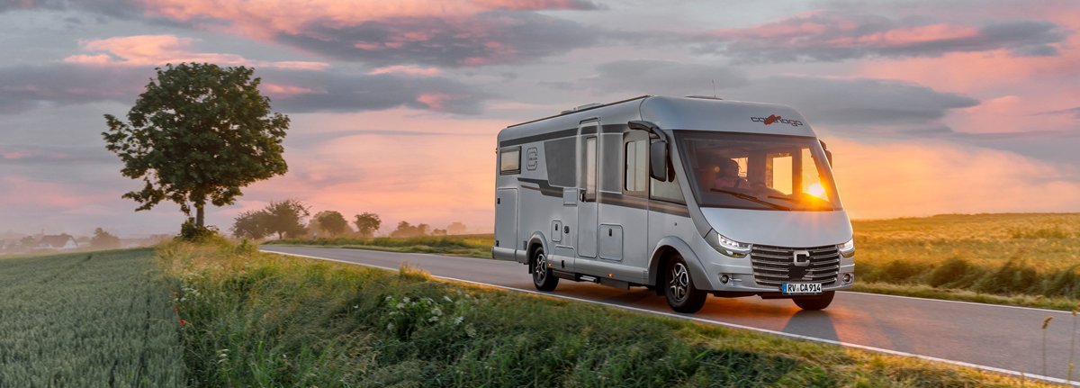 Carthago Wohnmobil c-line I auf der Straße im Sonnenuntergang