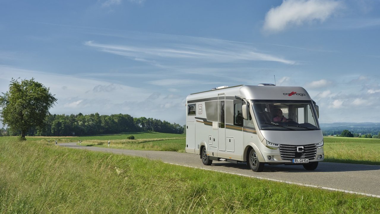 Landschaftsaufnahme Carthago Wohnmobil c-line Teilintegriert fahrend auf der Straße