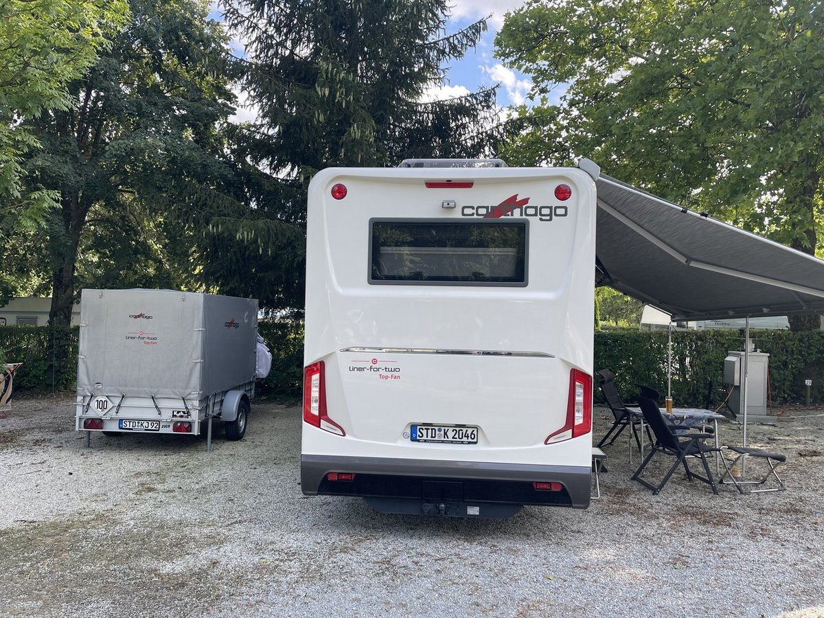 Ansicht des Hecks von einem Carthago Wohnmobil auf einem Campingplatz in Italien.