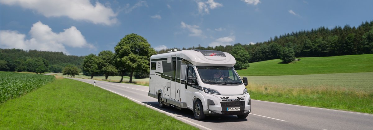 Landschaftsaufnahme fahrendes Carthago Wohnmobil c-line Teilintegriert 