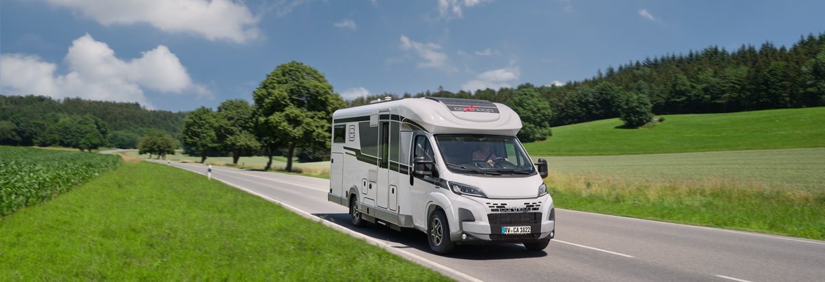 Landschaftsaufnahme fahrendes Carthago Wohnmobil c-line Teilintegriert 