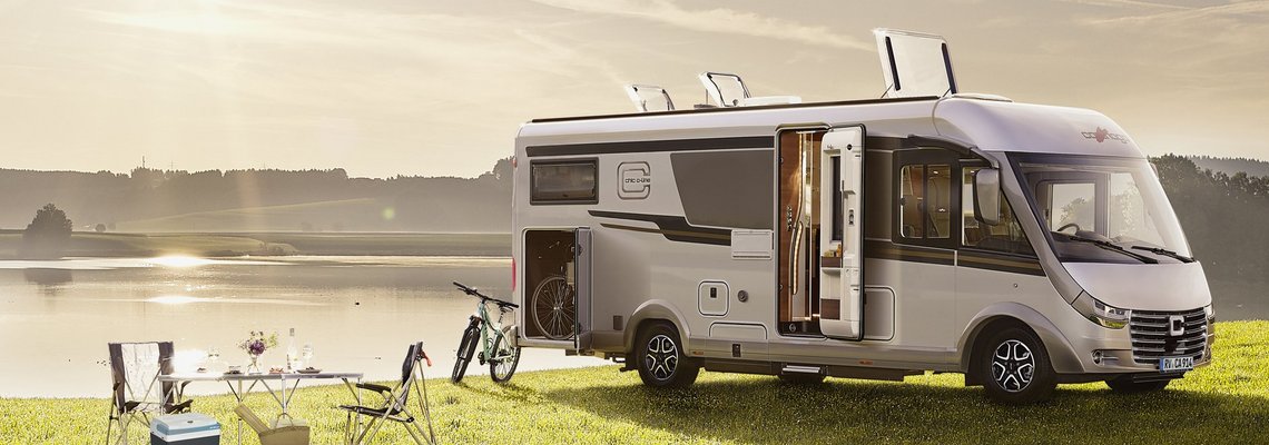 Campingszene c-line Integriert mit einem See im Hintergrunde