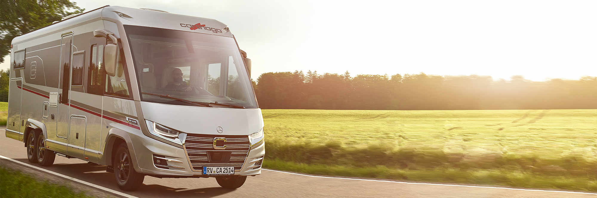 Fahraufnahme des neuen chic e-line mit Sonne und grüner Wiese im Hintergrund