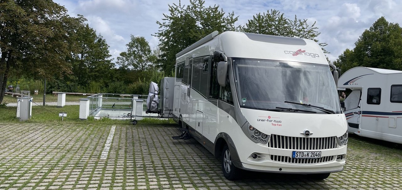 Ansicht eines liner fot two von Carthago auf einem Stellplatz in Italien