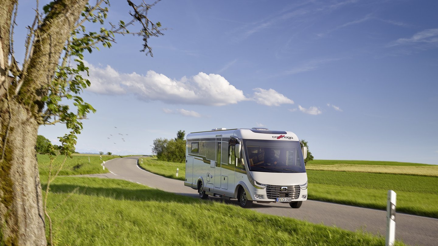 Carthago Wohnmobil c-line Integriert fahrend auf der Straße 