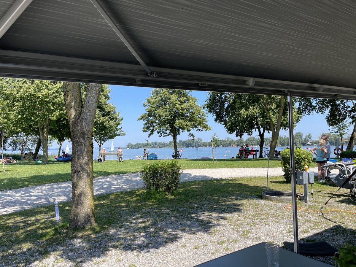 Ausblick aus einem Carthago Wohnmobil auf den schönen Chiemsee in Bayern.