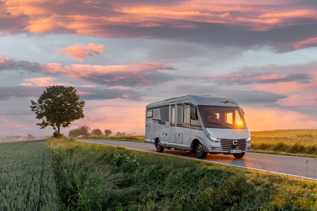 Carthago Wohnmobil c-line I auf der Straße im Sonnenuntergang