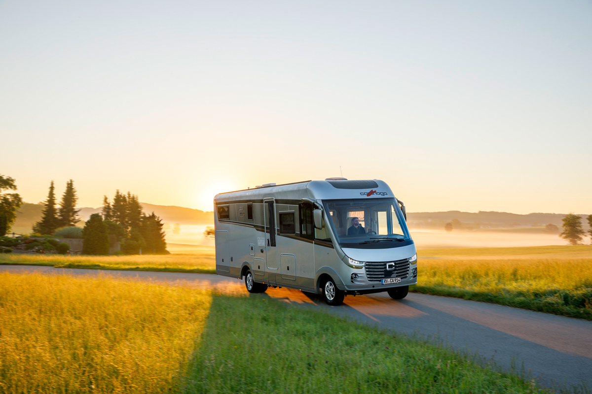 Fahraufnahme vom Carthago Wohnmobil s-plus im Sonnenuntergang