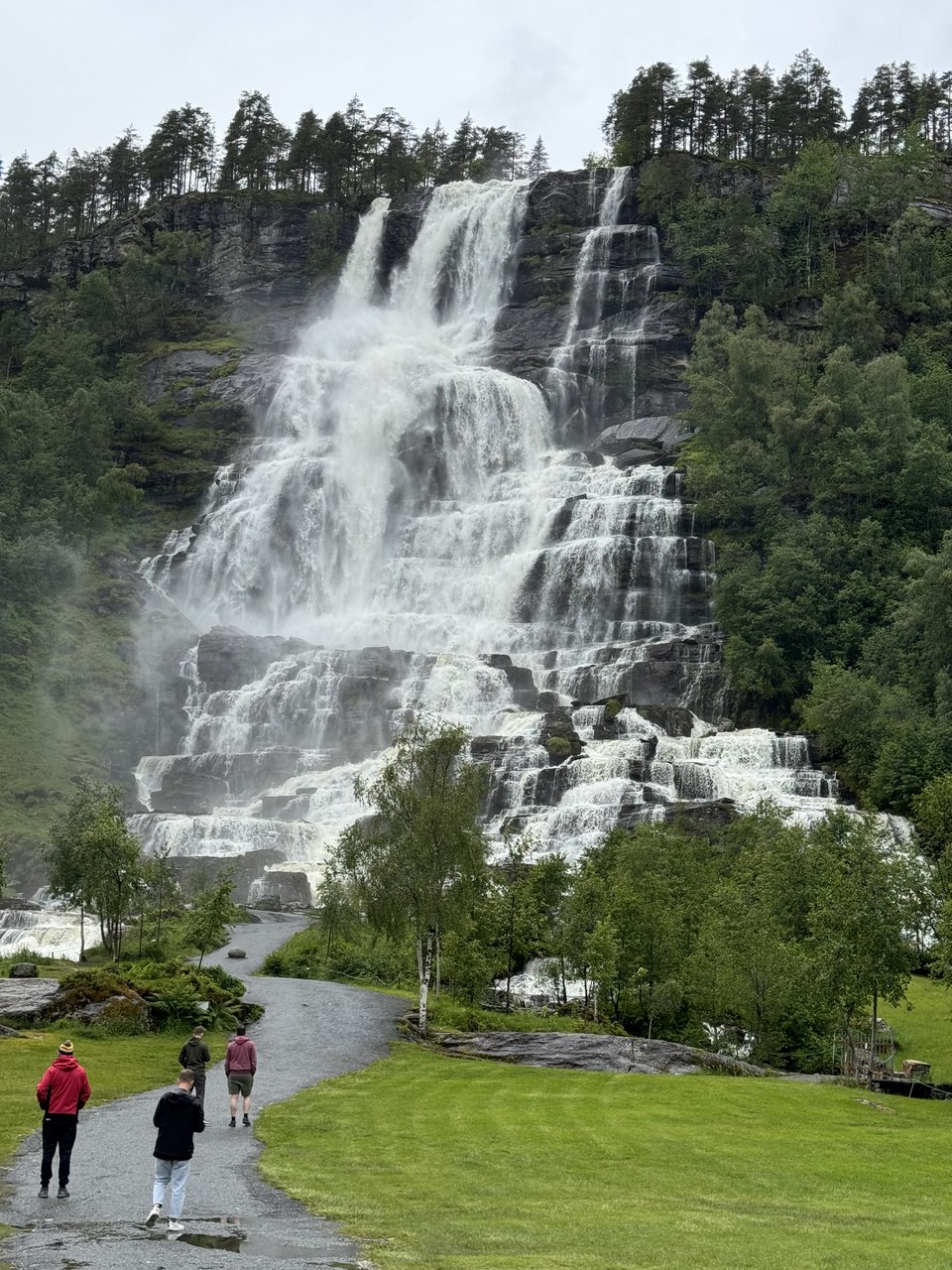 Wasserfall in der Landschaft Norwegens