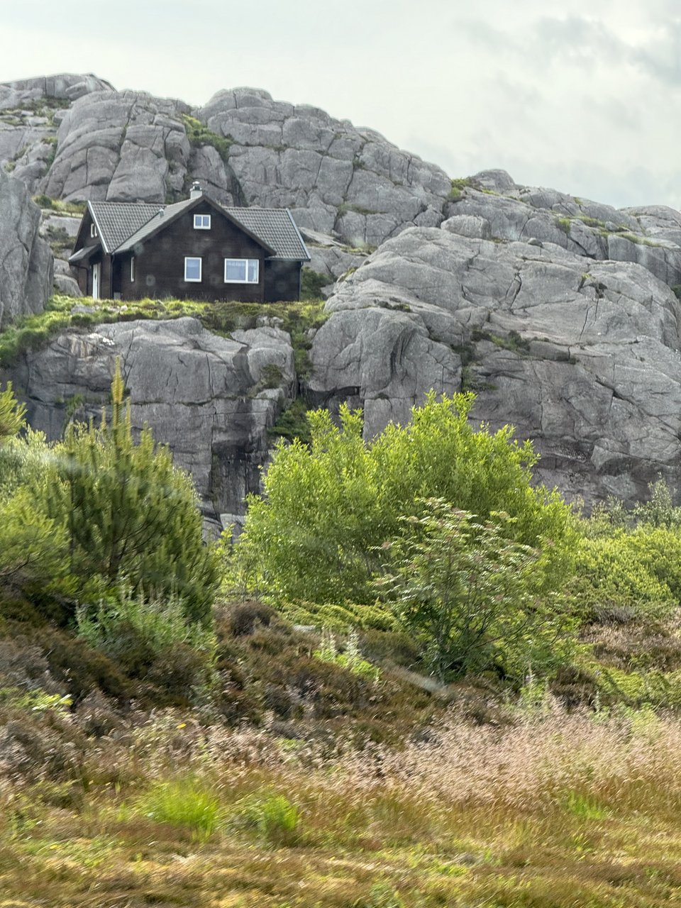 Haus in Norwegen auf einem Fels